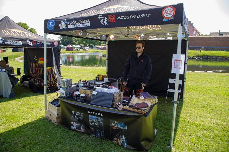 Mässmonter på grillmässa, knvivar, köttyxa, gjutjärnspannor, knivslip