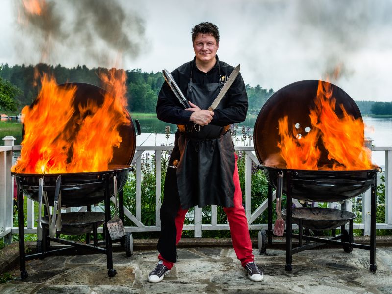Peter Watz grillar på ljusterö stockholms skärgård. Foto: Tommy Jansson