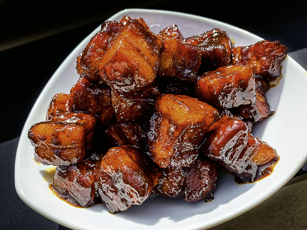 Badass Backyard Cooking grill bbq bok 2026 600 Burnt ends på fläsksida