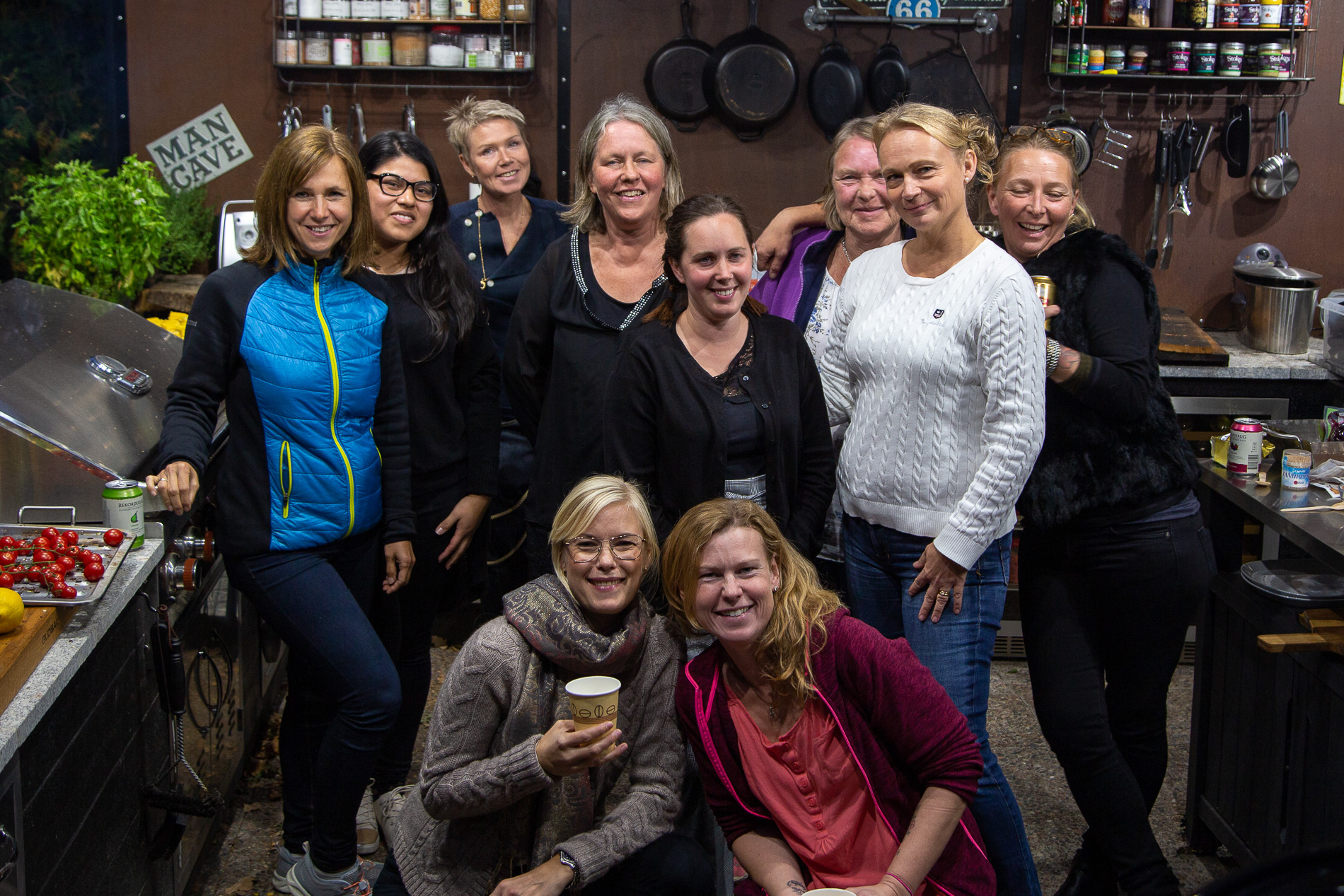 En matlagningsaktivitet i uteköket. Personalfest, grillskola, lär dig grilla, team, kickoff, personal, avdelning, kick-off