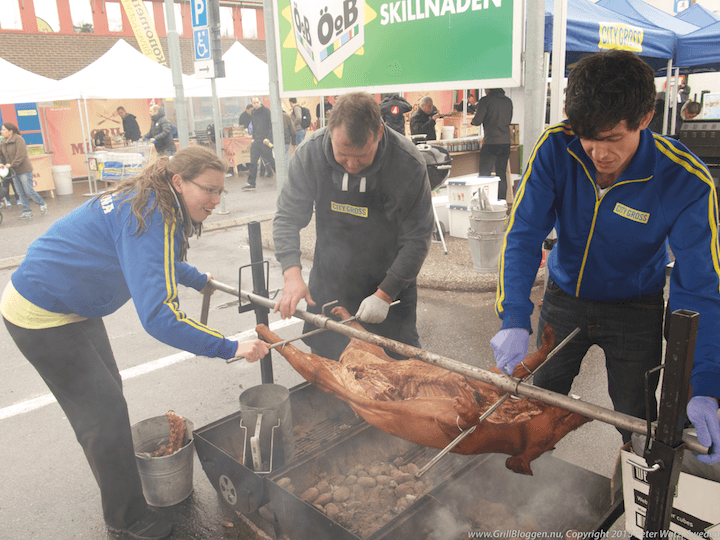 Grillmastarna bromma 2015 helgrillad gris