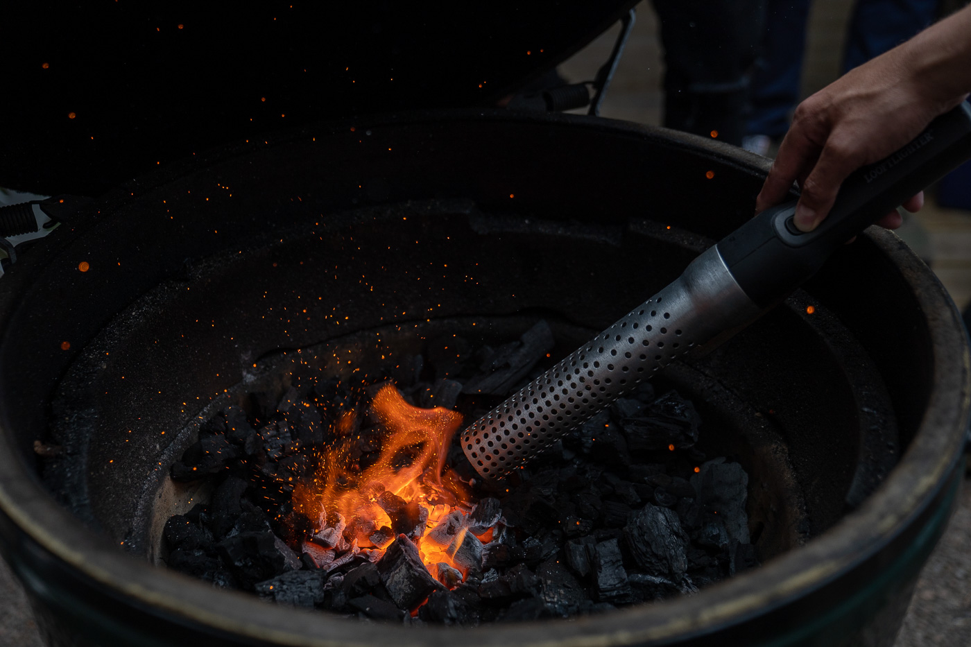 tända grillen Big green egg med looftlighter på ett personalevent med middag grillning stockholm / lidingö
