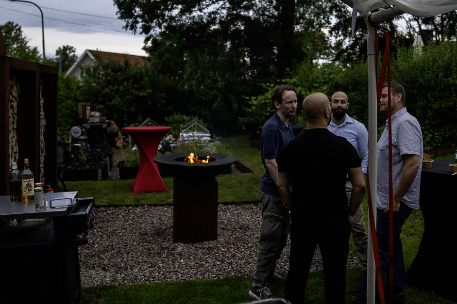 Efterfest vid ofyren efter teamwork, teambuilding, kick-off med grillad middag stockholm