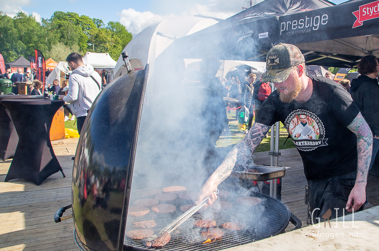 grillmassan 2019 IMG 7483 Jimmy Jazz grillar burgare på Weber Kettle Rance grill. JD Grill och Event