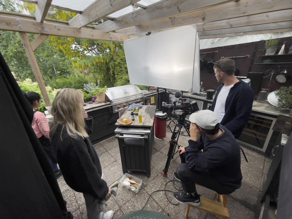 Produktions- och filmteamet planerar nästa tagning för Arvid Nordqvist / Tabasco OTW med Jessie Sommarström framför kameran