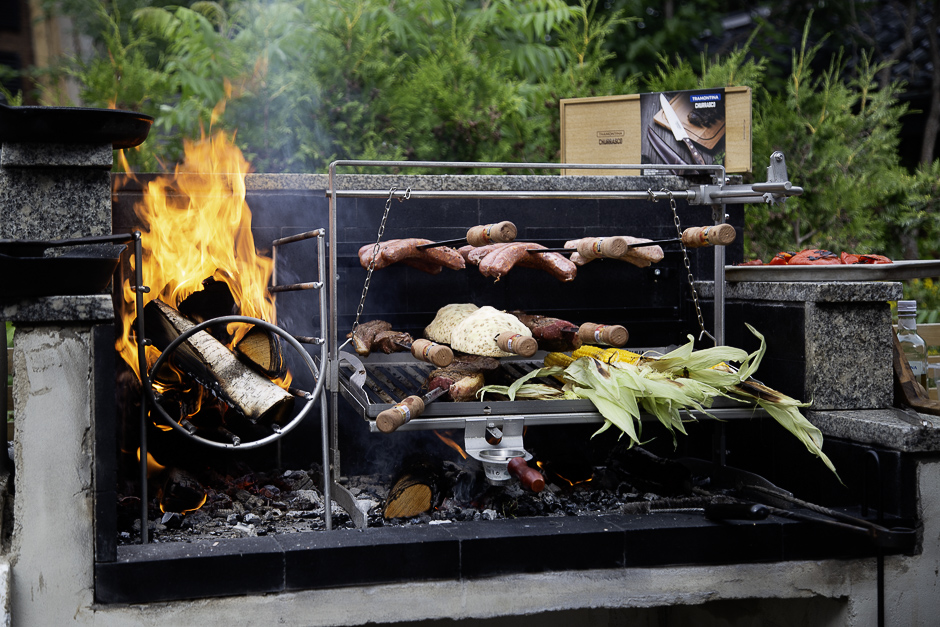 U2 - Det andra uteköket, finns en Assado grill som eldas med ved. Grillspetten med både kött, korv och grönsaker