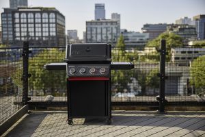 Weber grill Spirit E-425C i en grön miljö