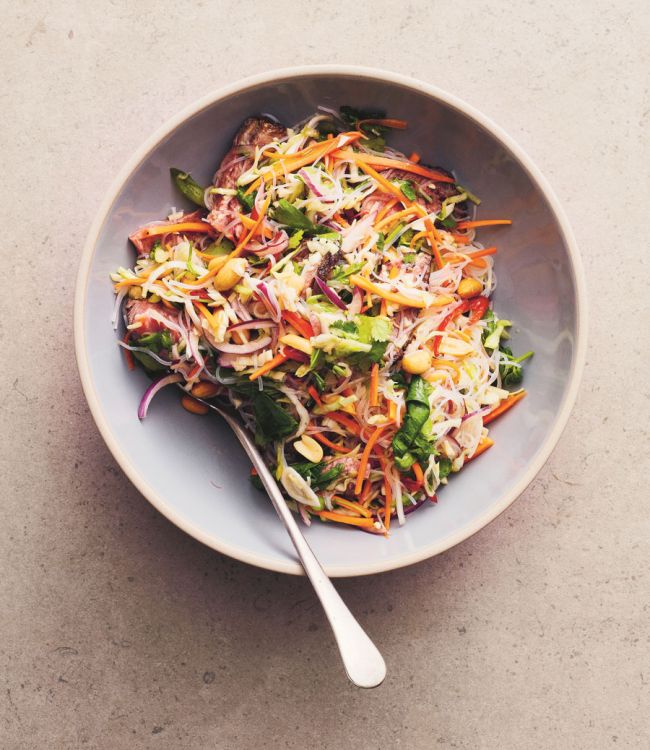 Recept på ASIATISK BIFFSALLAD MED NUDLAR av Tareq Taylor