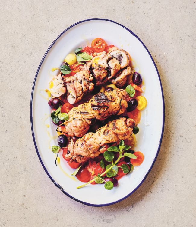 Recept på FYLLD KYCKLING MED TOMAT OCH OLIVSALLAD av Tareq Taylor