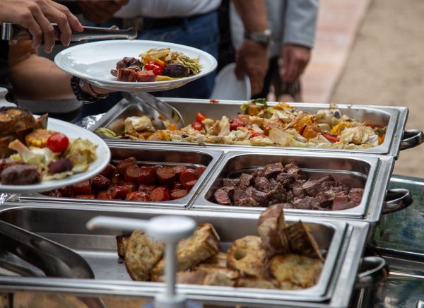 Grillbuffe serveras i kantiner som är uppvärmda